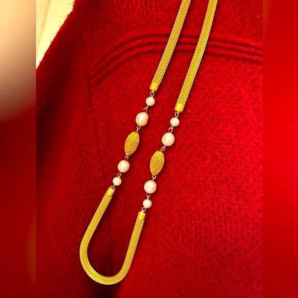N200 Beautiful Long Vintage Royal Goldtone Mesh Long Chain with Pearls Necklace - Picture 1 of 6